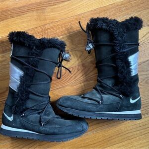Nike Women's Black and Gray Winter Boots